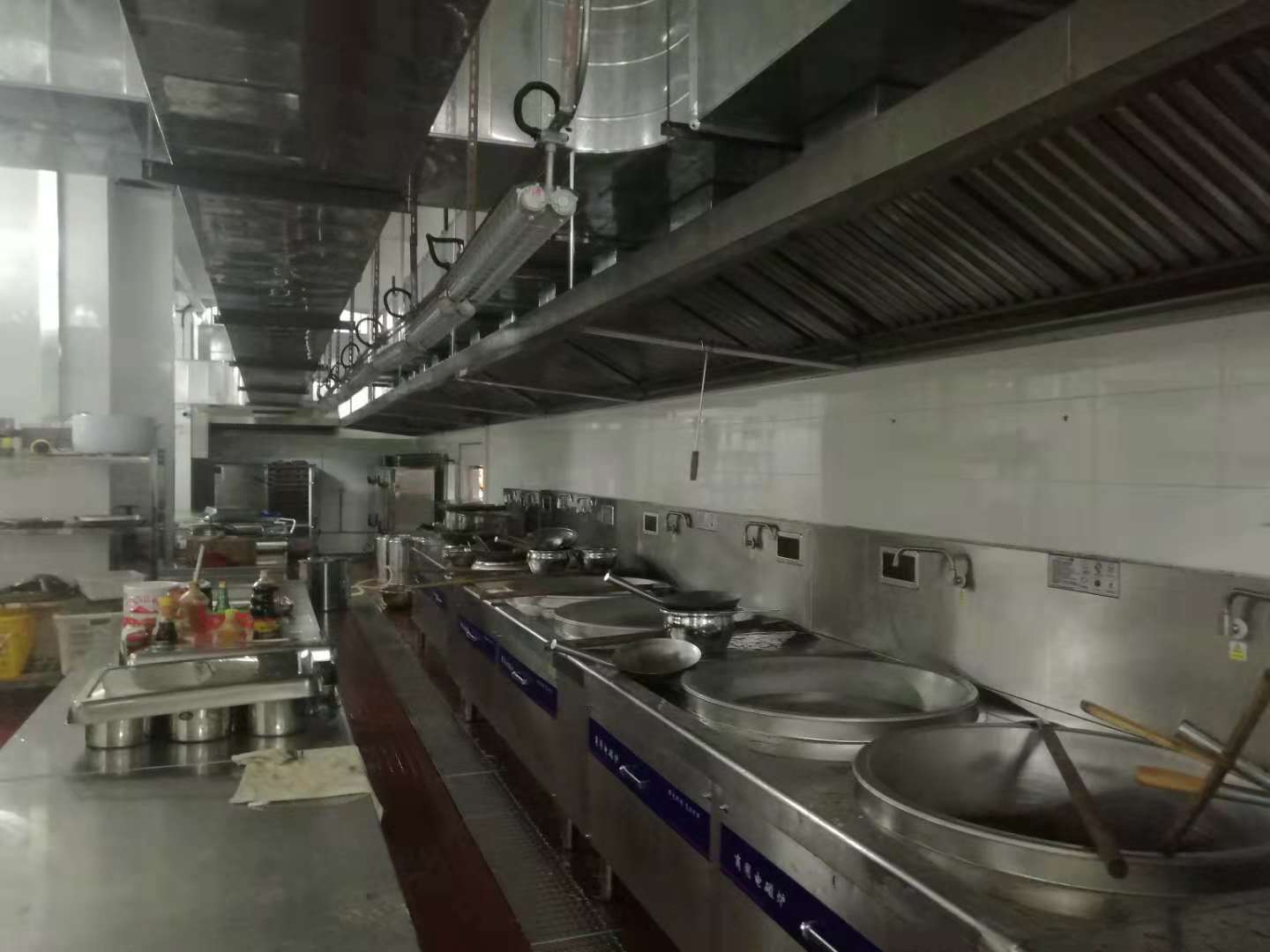 深圳雍隆厨房设备公司承接大型商用中央厨房工程不锈钢厨具生产厂