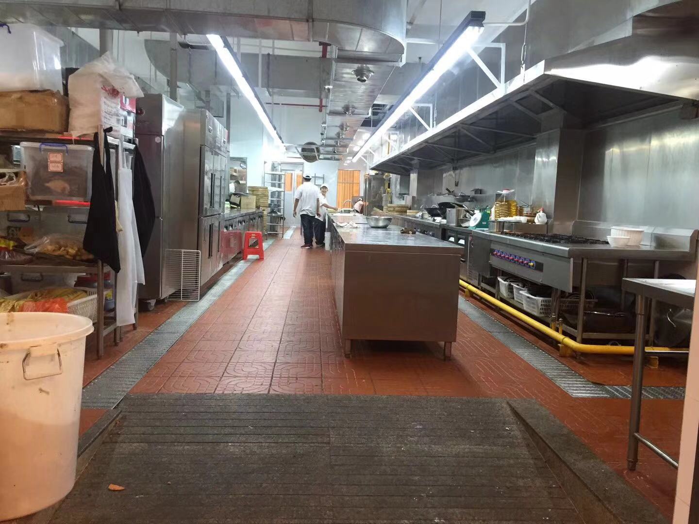 在广东省广州市新开一家中西餐厅后厨的厨房