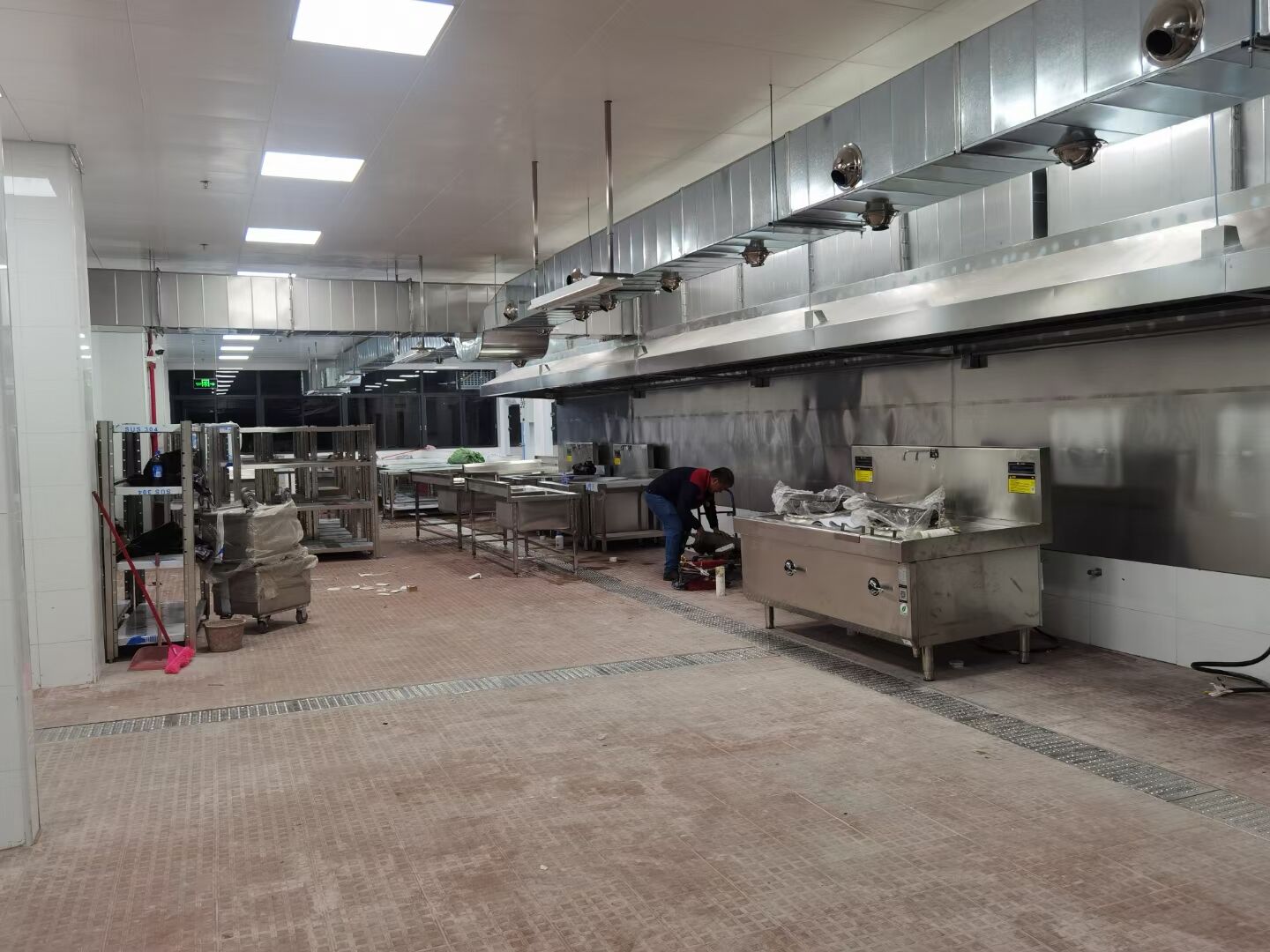 深圳市雍隆酒店餐厅商用厨房设备厂家专业安装不锈钢厨具设备